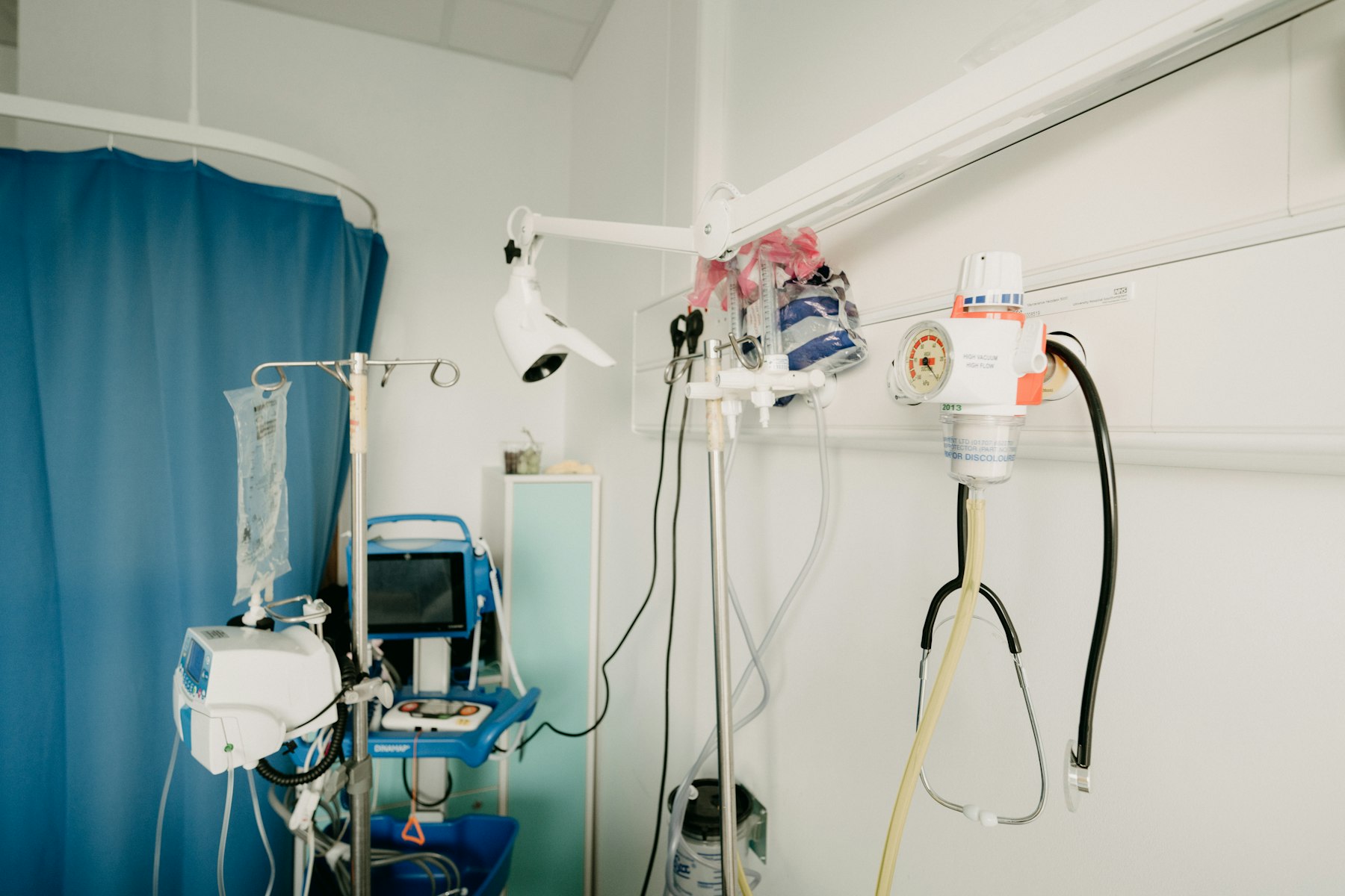 Postos de gases medicinais na parede de um leito